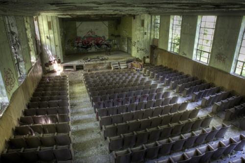 75 Abandoned Theaters From Around The USA