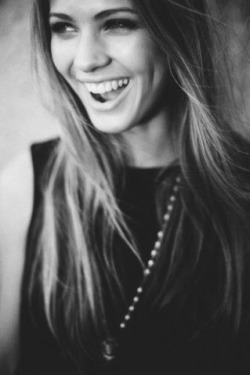 dontbelievehersmile:  black and white blog :) 