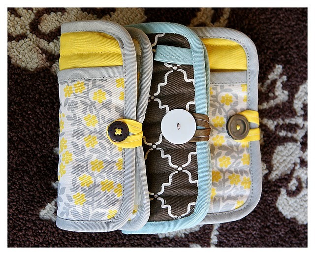 Survival Kit | Tidy Mom
I keep finding all these awesome tutorials tonight! This is so clever and perfect for taking on the plane now that everything has to be in baggies anyway. This is made from a pot holder and baggies! You sew them inside and...