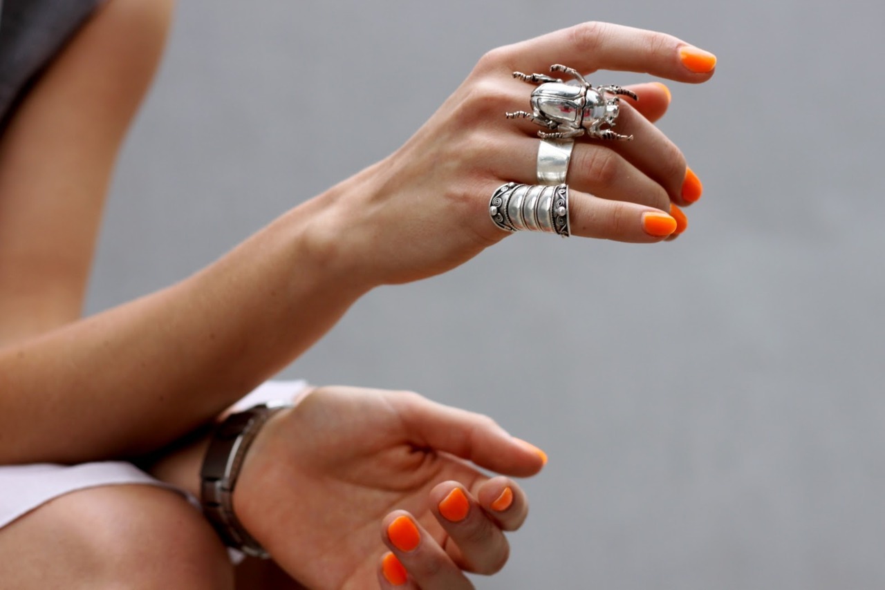 you-be-killin-em:  silver rings and coloured nail varnish &lt;3    this is gorgeous