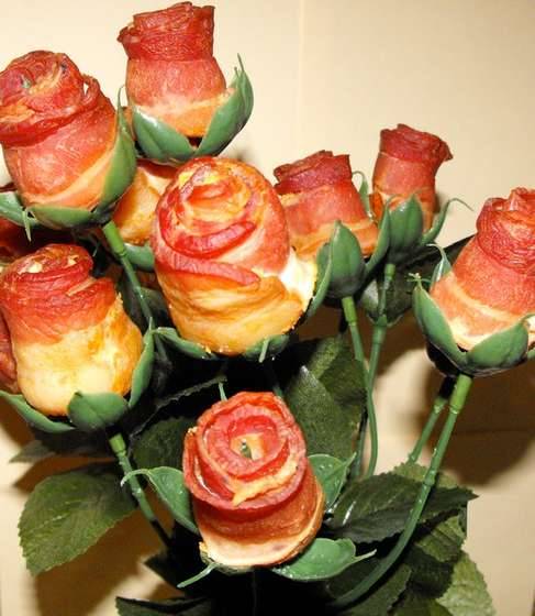 baconbaconbacon:   How To Make Bacon Roses  via thesourpuss: geekleetist 