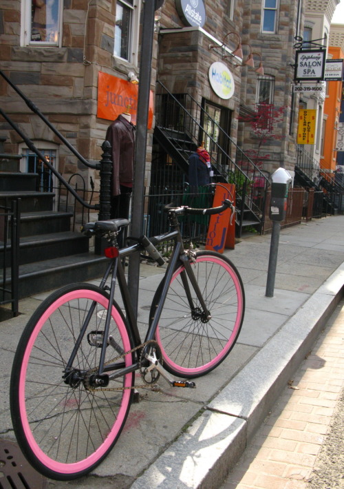 bikecrushdc: i love the pink against an all black bike.  15th and U streets.