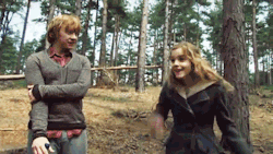accioloveronhermione:  tiadjwilson:  Shake it! Whoop! Whoop!  “Essa aí é maluca, é sério.” - Ron Weasley, PF, filme 