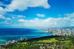 cafe-vienes:  Waikiki Beach (by Zach Dischner)