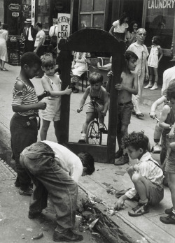 untitled (Broken Mirror), NY photo by Helen Levitt, 1940