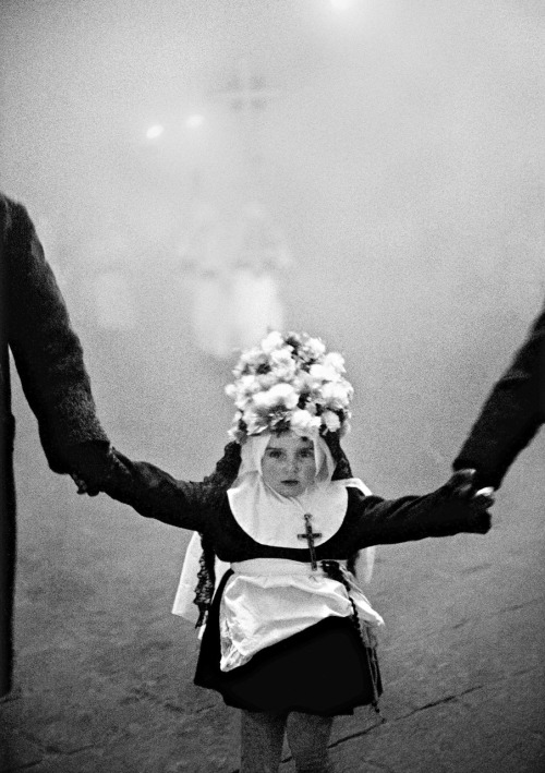 Sicilia, Enna, Processione del Venerdi Santo photo by Ferdinando Scianna, 1963