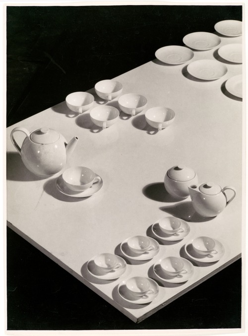 hunhe:Ladislav Sutnar China: Tea Service Arranged on Table, Viewed from Above, Josef Sudek, 1920s