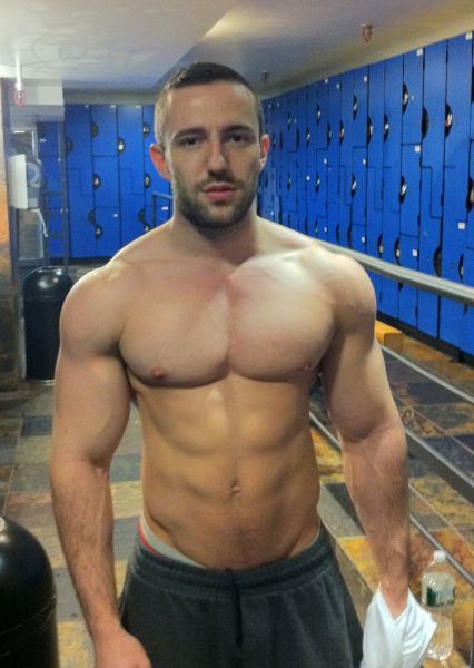 mancrushoftheday:  bromoerotic:  Great bod. A 30-something as hot as any college