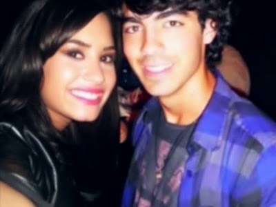 onlysomedreams:  justbelieveindemi:  “Não se engane com um abraço, com um sorriso, pois os falsos também sabem fazer isso.” (Demi Lovato)  reblogado por, Andressa. 