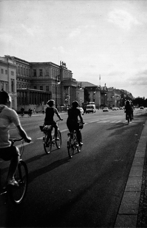 elfotografogirovago:  Meanwhile in Berlin // Analógica // Zenit 12xp + Helios 58mm f2 + Kodak TMax 400 