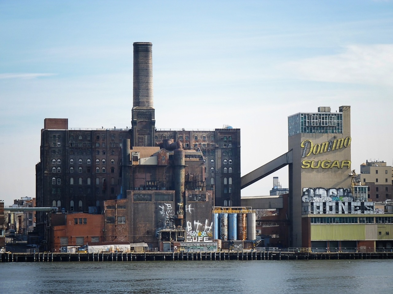 nythroughthelens:  Domino Sugar Factory, Brooklyn. One of my favorite views of the