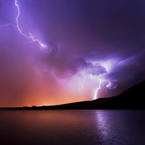 photojojo:  Lightning Shooting Tip: To capture the perfect lightning photo, set up a long exposure o