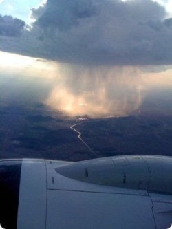 itsemilylui:  this is what rain looks like from up there… 