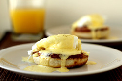 gastrogirl:  eggs benedict on homemade english