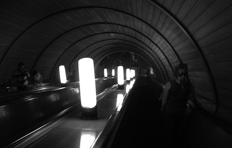 refugado:  ivanfarr:  Moscow Underground  by Ivan Farr