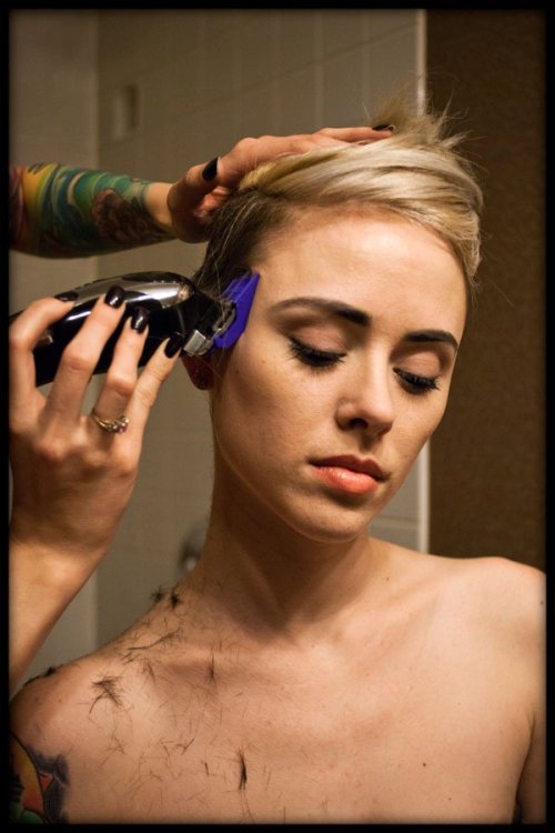 Yep, that’s me shaving Alysha’s head.  Manchester … Alysha Nett … Frank Petronio