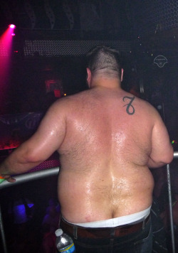 chubstuff:  bigbumblog:  This chub likes showing off his sweaty bum cleavage at the club.  hot damn!! 