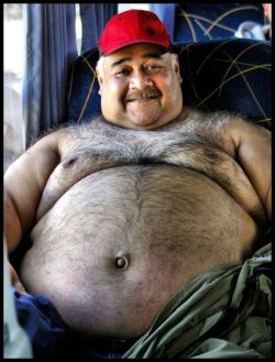 nudedadsandjewelry:  I want to cum on his hairy belly