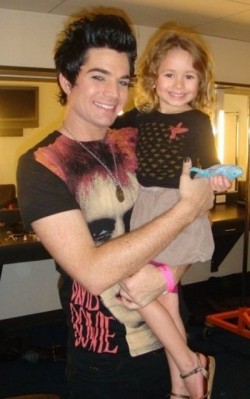 robertbowiebuttsex:  lets-enlighten-the-night:  With Monte’s daughter aw &lt;3  Is that a bowie shirt?! Unfffff.  I have this shirt :D