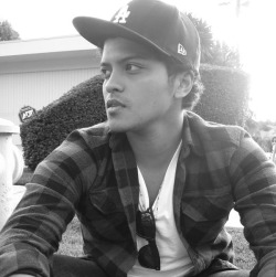 breannehorridge:  The first Bruno Mars photo I ever had..out of 1000 of them :’) hehe  haha me too!