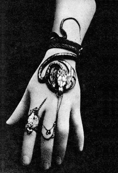 “ Sarah Bernhardt compró esta pulsera en forma de serpiente con ojos de rubíes y ópalos incrustados con anillo para el estreno de Cleopatra en 1890.
”