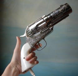 kitsunehi13:  likeneelyohara:  357 Magnum hair dryer  I WANTS OMG 