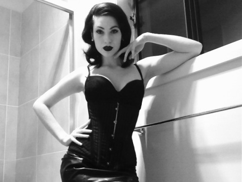 coma-candy-bones:  I’ve been feeling incredibly down and easily irritated the past few days. Time to bust out the latex!   Hnnnnnnnnnng♥