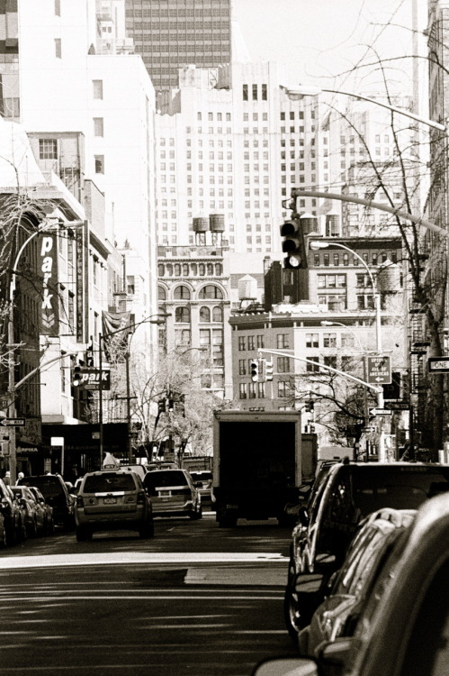 bagnostian:  busy city, beautiful light. greenwich village, nyc. (Nikon FM2) 