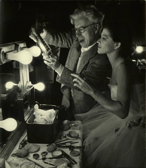 enmividasecreta:  Charlie Chaplin & Claire Bloom on the set of ‘Limelight’ c.1952  