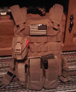 seattlekicks:  Finally showing my new plate carrier. Got a Diamond Back Tactical FAPC (Fast Assault Plate Carrier) in Coyote Brown size Medium for my new set-up. :) 