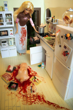 1800ch0kedath0e:  explodingpoptarts:  BARBIE. YOU DO NOT FUCKING LEAVE YOUR DOOR OPEN WHILST COOKING BODY PARTS.Barbie, You don’t put mirrors in the kitchen. How the fuck are you taller than your own fridge, barbie? can i has coookie? IS THAT BACON?!