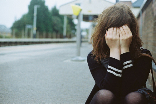 paranoiaadolescente:  Não gosto de finais. É ruim quando temos que nos despedir de alguém que amamos, alguém que nos faz bem. É triste dizer adeus quando o que mais se quer dizer é não me deixe. Comigo é diferente dessas histórias que conhecemos.