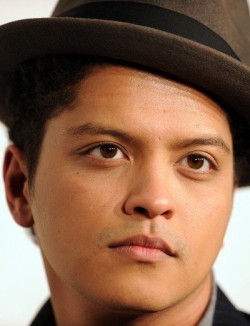 marstoearth:  mars-sars:  You’re skin is looking pretty good. Are you using moisturizer or what’s going on? “Nooo - I do a show and I go to sleep.”  (Bruno in an interview)   omg his skin is just FLAWLESS.  