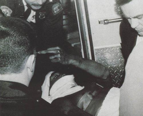 universoul-knowledge:  queenofsabah:   endpositive:     Tupac holding his middle