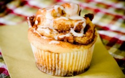 prettyfoods:  Apple Cinnamon Roll Cupcakes (via