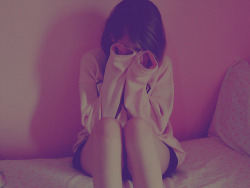 chuvadeamor:  As pessoas dizem que sou forte, dizem que eu consigo superar tudo. Mas eu mesma não me vejo como uma pessoa tão forte assim como ela me denominam ser, talvez elas somente pensem, que pelos meus atos, ou pelas minhas palavras, eu seja totalme