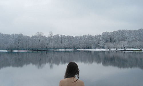 ruineshumaines:cold selfportrait (by 1-800-color)