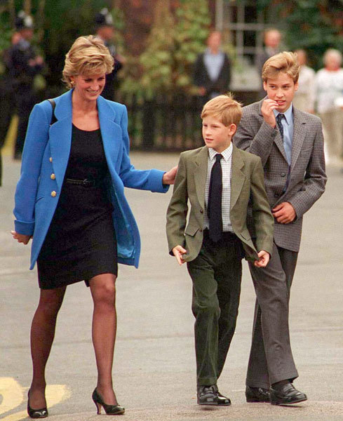 upallniight:  aww. the late princess diana with william &amp; harry 