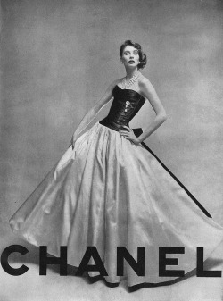 mlsg:  andrewharlow:  Vogue 1956   Rather