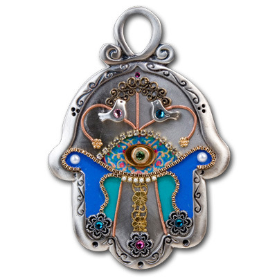 lifespassion:The Hamsa is a symbol that is used in both Judaism and Islam. In both religions it mean