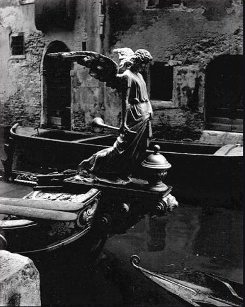 regardintemporel:  Paolo Monti - L’ange de la Mort, n.d. 