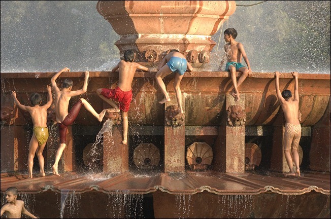 fouvvara. fountain of youth, ©Ramnath Siva: Shot in New Delhi near the India Gate monument, where kids come during summer months to cool off and have fun. Via tindink