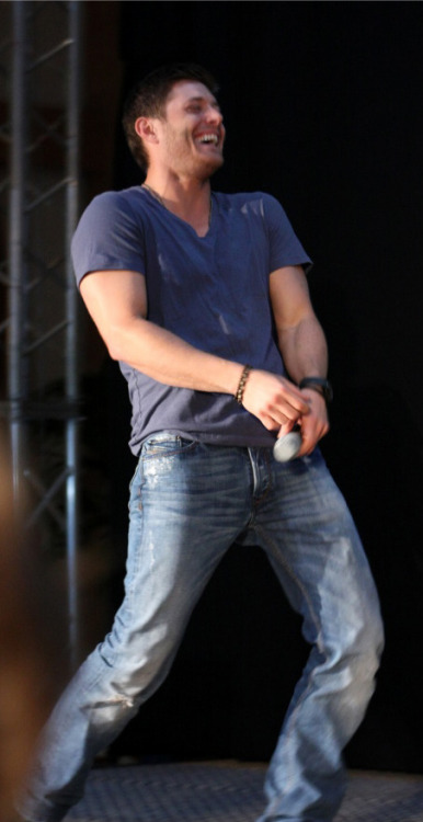 misha-bawlins:mypapergangsta:9091:Oh my god.  Whoever got this huge picture of his body-laugh, I lov