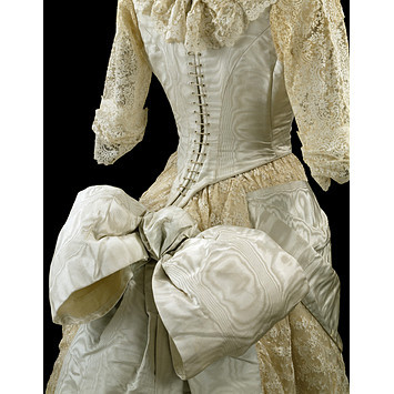 I FREAKING LOVE BUTTBOWS(via Ball gown, Evening dress - Victoria & Albert Museum - Search the Co