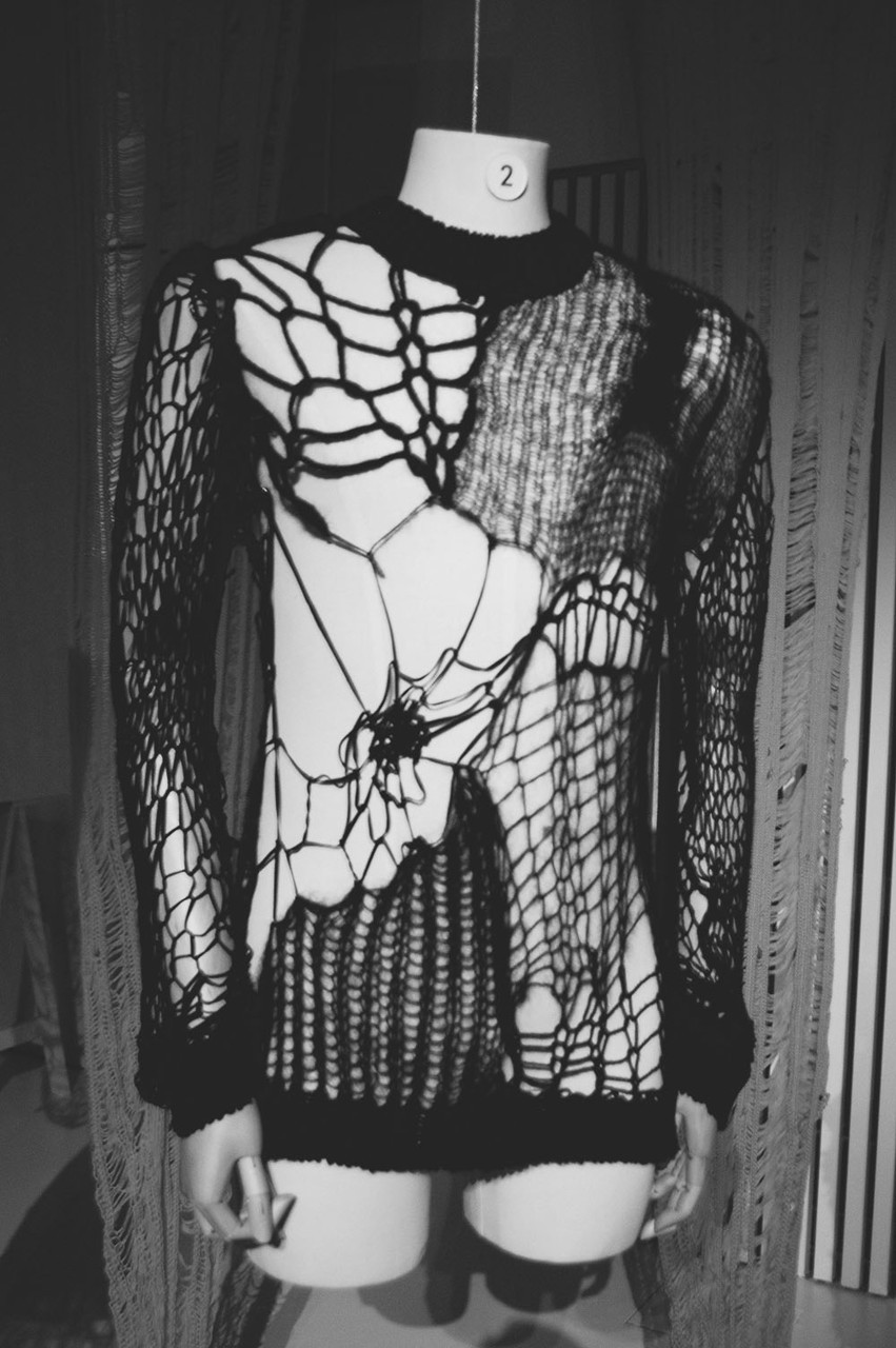 nothings:  Cobweb knit jumper by Raf Simons Fall/Winter 1998   Ło ja.