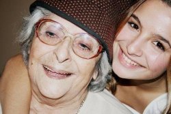 pequenasereia:  ”O que te faz feliz?” ”Acordar sem querer a noite e ver minha avó com 74 anos me cobrindo pra eu não sentir frio.” (pequenasereia) 