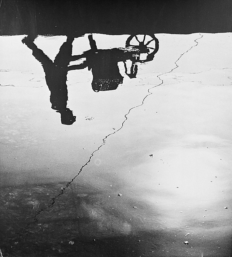 Aart Klein
Spiegeling van man met kar in water, oesterkwekerij, Yerseke, 1961
Thanks to dlpalinckx