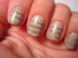  Como fazer: 1. Pinte as unhas da cor que