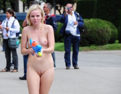 nakedgirlsdoingstuff:  Water pistol