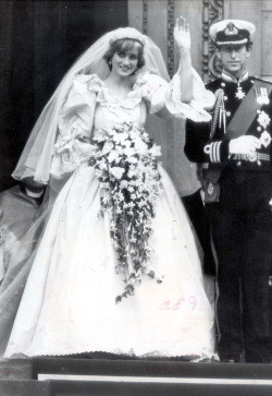 Igirisu:  Dagdraumar:  Princess Diana And Prince Charles On Their Wedding Day In